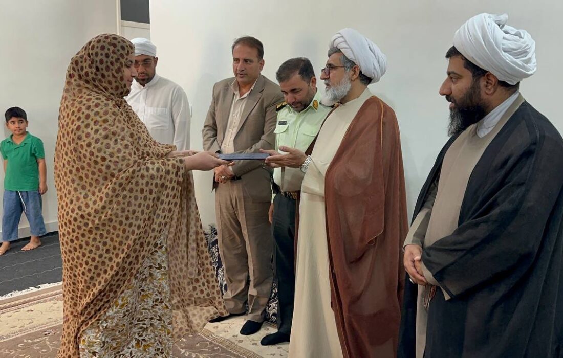 دیدار جمعی از مسئولین شهرستان بستک با خانواده‌ های ایتام در بستک و انوه همزمان با دهه امامت و ولایت
